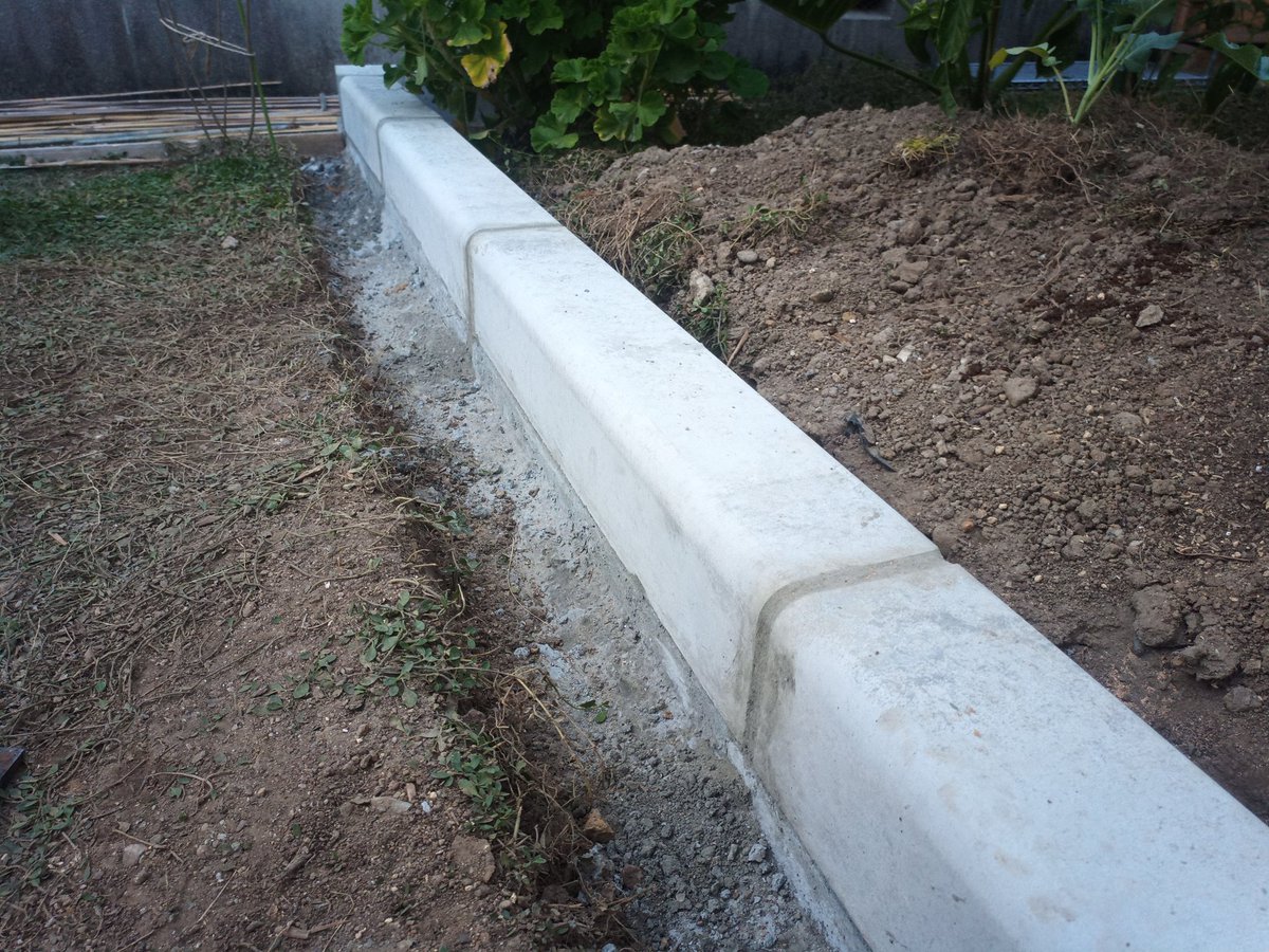 Kei 庭の境界ブロックをdiyした 型にコンクリートを流し込んで土台を作って 乾いてから凸型にして倒れないように土台の下部にコンクリートを追加 水平器で測りながら土台の上に境界ブロックをモルタルで固定して終わり 考えながら適当にやったけど上手く