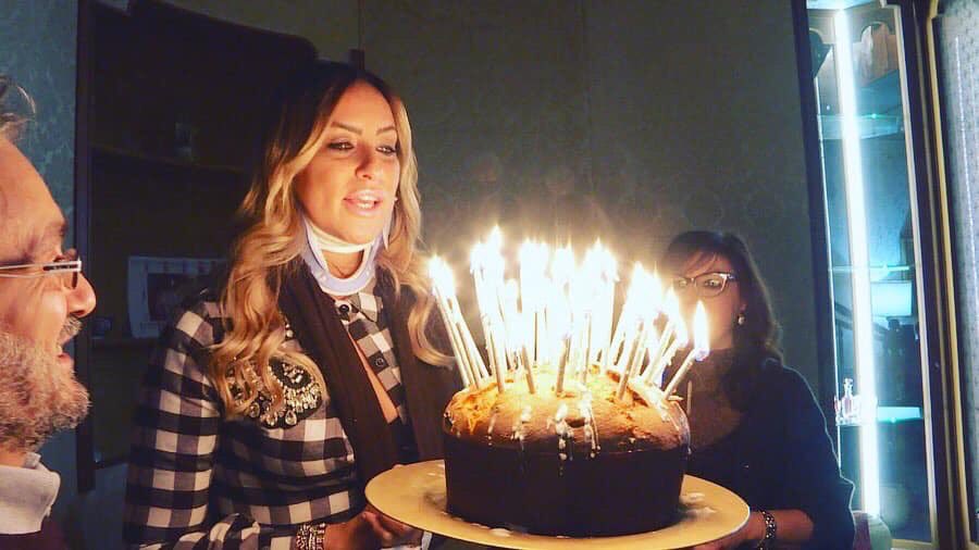 ⭐️ Ecco il momento più importante di una bellissima sorpresa delle mie Divine Del Sud, il rito dello spegnimento delle candeline. Lo condivido con voi, affinché i miei e i vostri desideri si avverino tutti. ⭐️ #happybirthdaytome #francescarodolfo #ammaccatamafelice