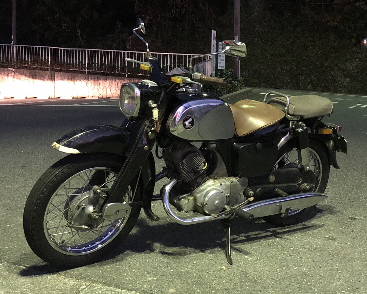 C92試乗した
初めて2気筒のバイクに乗った
楽しすぎる
めっちゃいい音するし  気持ちいい加速する
60年前のバイクとは思えん 