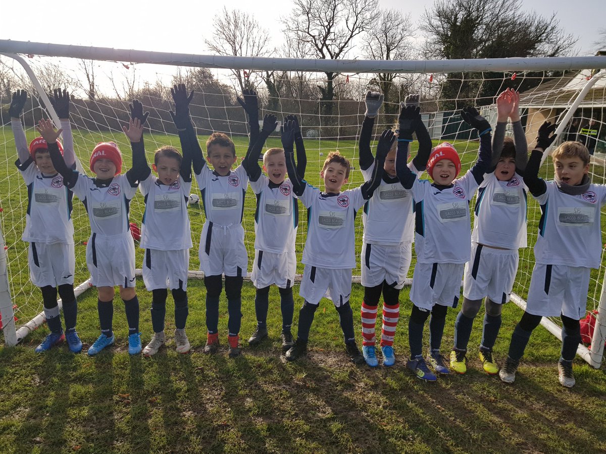 Our u9s in their stunning new away kit. Everyone loves a white kit😉. Big thanks to <a href="/SaccoBeauty/">Sacco Beauty</a> for the sponsorship 👏