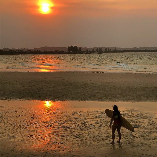 indiablack123's tweet photo. The waves were pants but the sky was fire. Showcasing my mad surfing skillz, stood on it like you’re meant to and didn’t lose any teeth. #sunsetsurf https://t.co/q0ZOZK1yQy https://t.co/VjHzjyrqrX