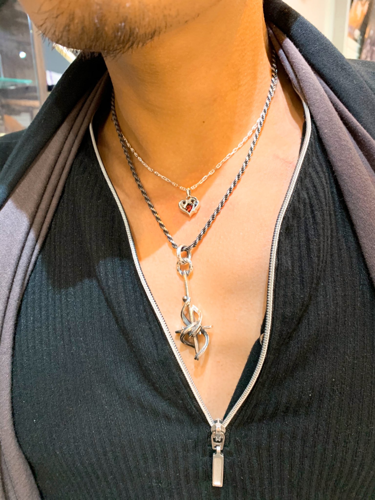 Ginya Next Men Sネックレスコーデ クエクレイブの逆十字に合わせてdealのダンシングストーンと重ね着け アルテミスキングスのネックレスは石が綺麗 ソカロのペンダントはリバーシブル チェーンもソカロです Ginya Silver 沼津 ネックレス