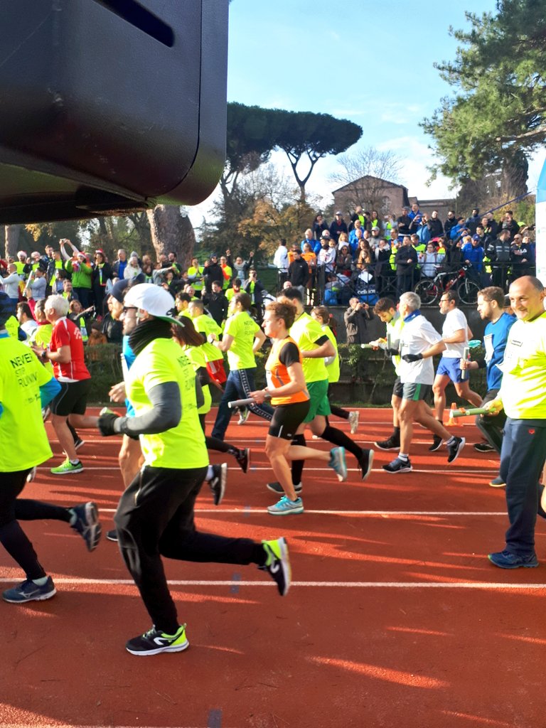 BNL_PR's tweet photo. Al via, con lo start del Presidente Abete, l'8^ edizione della #stafetta #BNL x #Telethon. Quest'anno è #record di partecipanti con 158 squadre. Ed hanno già vinto tutti perché ha vinto la #solidarietà per @Telethonitalia e per la #ricerca cura malattie genetiche rare #presente. https://t.co/rop54kwG3M