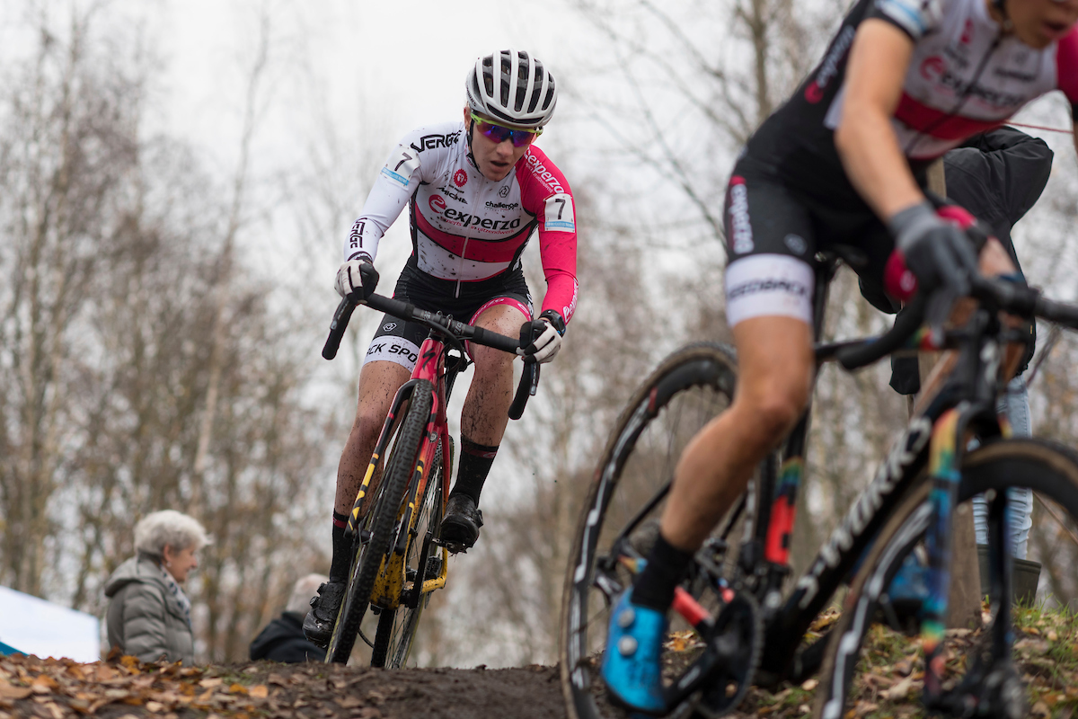 Alicia Frank was 6th at Essen last weekend in a very muddy race! Can you see what tread she's riding? #ChallengeTires 

📸- Tfoto