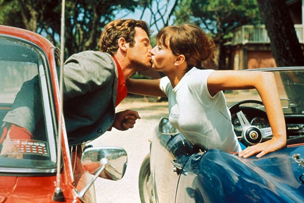 La baiser entre #AnnaKarina et Jean-Paul Belmondo dans "Pierrot le fou" immortalisé sur la magnifique affiche du <a href="/Festival_Cannes/">Festival de Cannes</a> en 2018