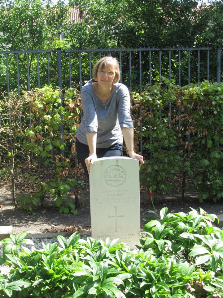 ChrissSansom's tweet photo. Beautiful morning in Hilversum, Mandy, Sharron and Emily visiting Grand dads grave. https://t.co/Ahpn3IOU3Y