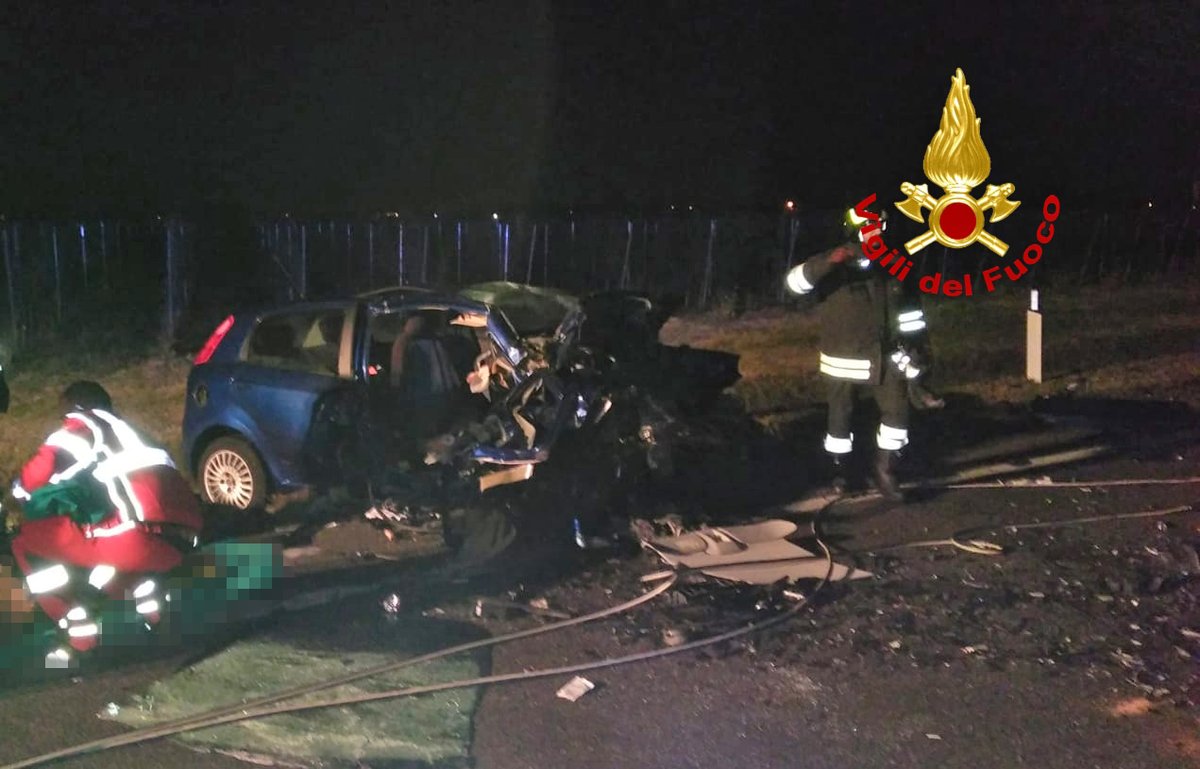 vvfveneto's tweet image. #15dicembre 2:30 #NoventadiPiave(VE), drammatico incidente nella notte frontale tra due auto in località #Musetta. #Vigilidelfuoco e @SUEM_Veneto  estraggono i corpi purtroppo senza vita di due ragazze e un ragazzo di 25, 24 e 20  anni #soccorsiquotidiani