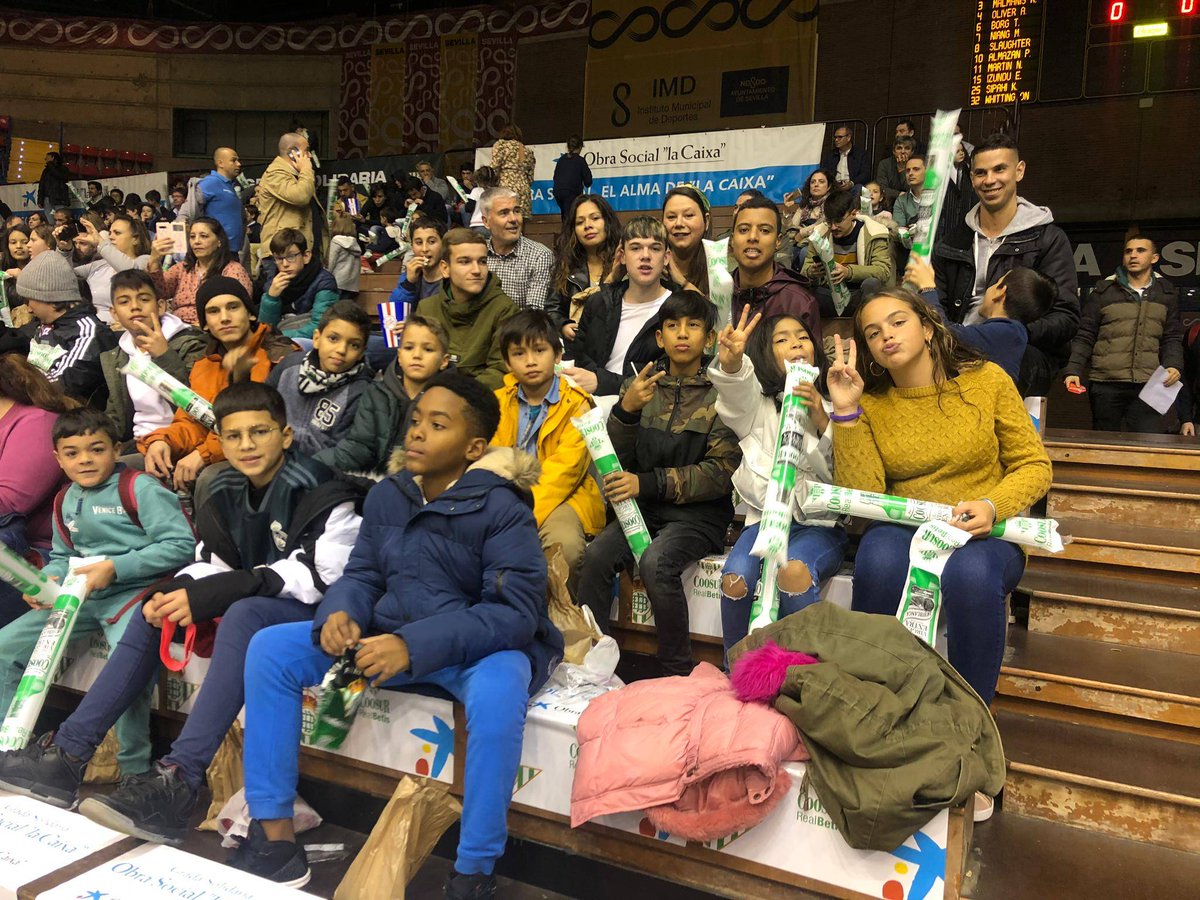 AESCANDELARIA's tweet photo. Ayer nuestros niños y niñas pudieron disfrutar del partido de Baloncesto @RealBetisBasket y @realmadrid gracias a la actividad del voluntariado de Caixa. Muchas gracias a @FundlaCaixa @EAPNandalucia y al @RealBetisBasket por el buen rato que pasamos. #CaixaProInfancia… https://t.co/PlGPTM83yQ