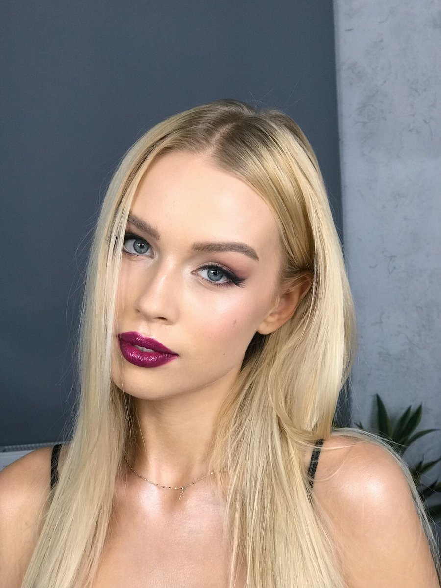 ZydreZi's tweet photo. Bold lips for festive season 💜 @aisteputrimaite
#nofilterneeded #makeupartist #makiazomeistre #makiazomeistrevilnius #boldlips #glowup #allaboutskin #vilnius #festivemakeup #sventes #makiazas https://t.co/vughHloVeL