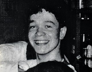 memoria_MAR's tweet photo. 1/6. Hoy hace 27 del asesinato de Pedro Álvarez (20 años) a manos de la Policía, en L’Hospitalet de Llobregat. Ese 15 diciembre de 1992, Pedro volvía a casa con su compañera cuando un coche a gran velocidad estuvo apunto de atropellarla. https://t.co/FcAIXzCqmK