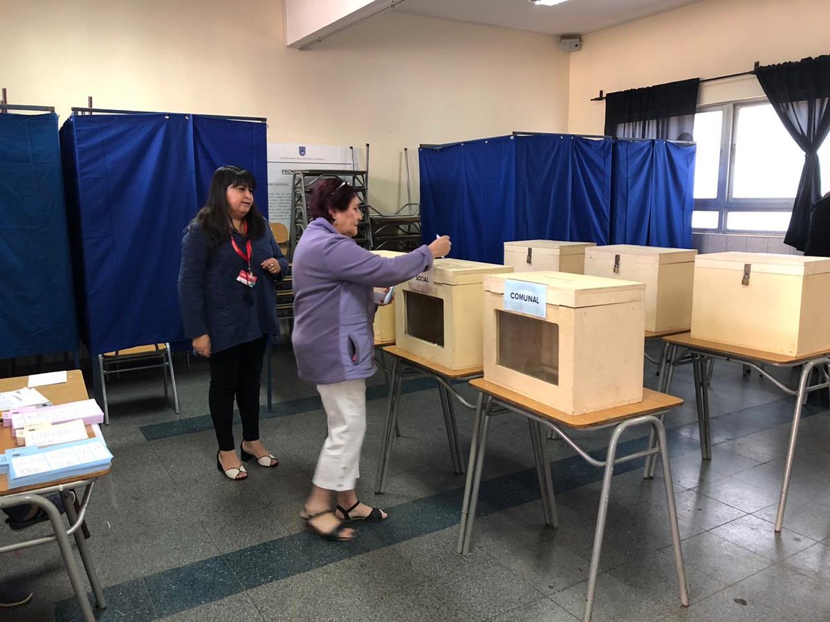 munirancagua's tweet photo. Consulta Ciudadana Municipal #Rancagua 2019: Comenzó este histórico suceso cívico. 08:00 horas y en el Liceo Óscar Castro los rancagüinos ya están sufragando. https://t.co/rF0uzXPbPH