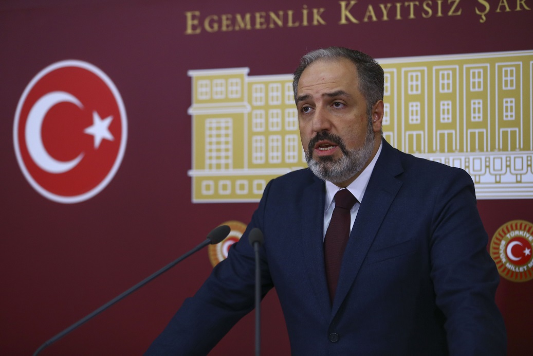 Eski Başbakan Yardımcısı Ali Babacan, AKP'den istifa eden Mustafa Yeneroğlu’nu yeni partisinin yönetim kadrosuna girmesi için teklifte bulundu.

Teklifi kabul eden Yeneroğlu, Babacan’ın partisinde TBMM’deki ilk milletvekili oldu.