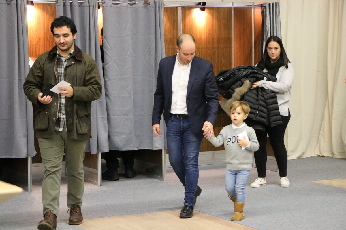 UnioEE's tweet photo. Més votacions dels nostres candidats. @AndorraMarc ho fa acompanyat del seu fill gran i Marta López amb la seva mare.

#FetsXEscaldesEngordany #EC2019 https://t.co/9ai4Dt3yjJ