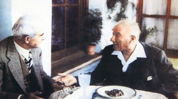 ebruagnes's tweet photo. Atatürk rakıyı severdi.
Ama hırsızlığı sevmezdi.
Atatürk mezeyi severdi.
Ama din istismarını sevmezdi.
Atatürk birayı severdi.
Ama iftira atmayı sevmezdi.
Çünkü Atatürk ADAMDI... 
#rakıfestivali https://t.co/wpDJvYhOsD