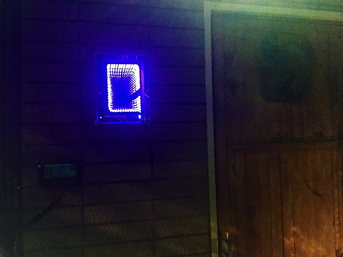 リュウジ 自作のledライト ブラックホール第二作目 玄関脇にやってみた シルバーの額縁に鏡 まるで スターゲート の小窓のようw 材料費は安いが労力半端なし これもdiyの太陽光パネルから給電 不器用ながら苦労して作ると楽しさもひとしお リュウジ 自作のledライト ブラックホール第二作目 玄関脇にやってみた シルバーの額縁に鏡 まるで スターゲート の小窓のようw 材料費は安いが労力半端なし これもdiyの太陽光パネルから給電 不器用ながら苦労して作ると楽しさもひとしお