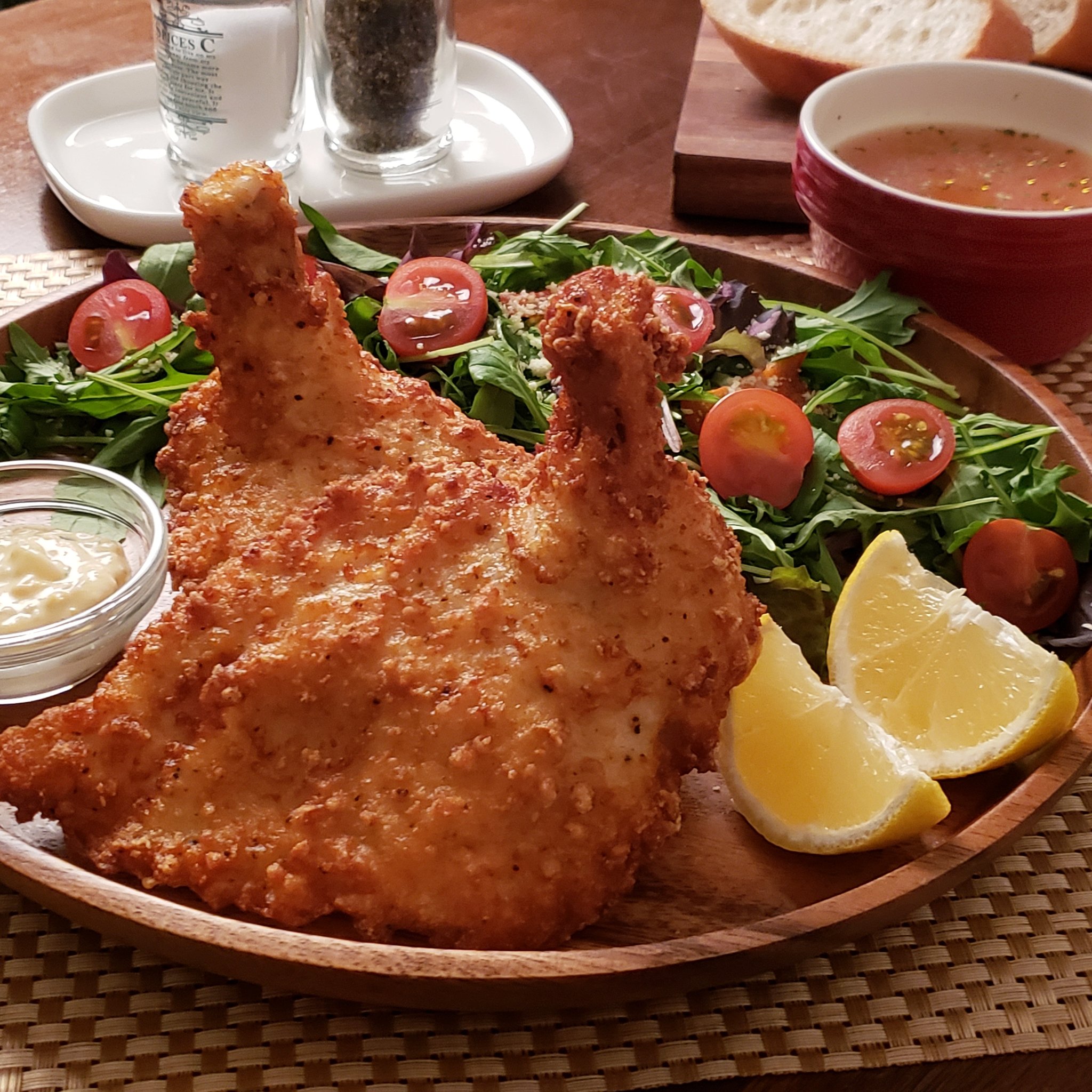 鶏人 ジャパンフードサービス もうすぐクリスマスですね 写真は当社の 看板商品 サクうまチキン 手羽元とムネ肉が両方楽しめるボリュームたっぷりのフライドチキンなんです スーパーのお惣菜コーナーなどで見かけたらぜひお試しください 鶏人 ジャパンフードサービス もうすぐクリスマスですね 写真は当社の 看板商品 サクうまチキン 手羽元とムネ肉が両方楽しめるボリュームたっぷりのフライドチキンなんです スーパーのお惣菜コーナーなどで見かけたらぜひお試しください