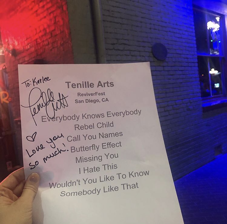 TenilleNation's tweet photo. #ReviverFest looked absolutely amazing! Thank you @KarleeSmith13 and @KyleMersola for taking videos! (And double thanks to Karlee for uploading tonightโs setlist!)
@TenilleArts https://t.co/gOLq7dEjUt