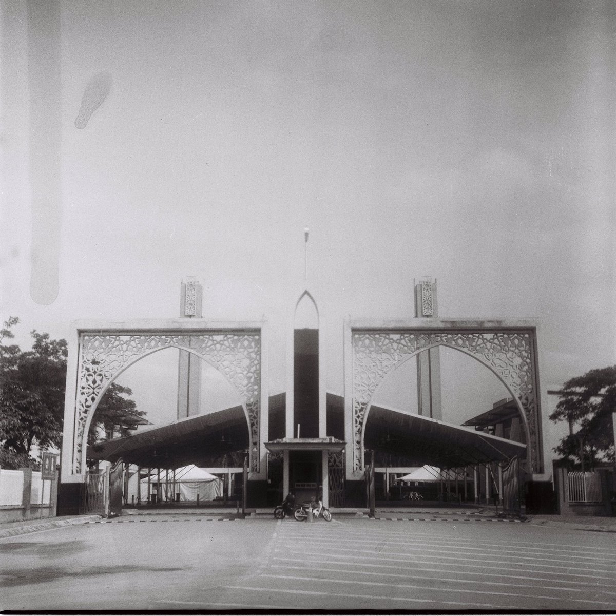 20 July 2019Yashicaflex A-IIIlford HP5+I messed up the development of this roll big time. Multiple stains in almost every frame. Still, medium format looks pretty neat.