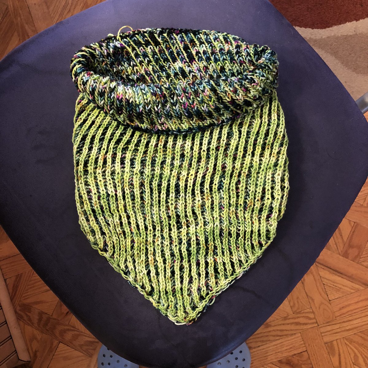 cheryl303's tweet photo. Needs blocking but #offtheneedles #reversible #brioche #glowinthedark https://t.co/GjnD3Sr7iu