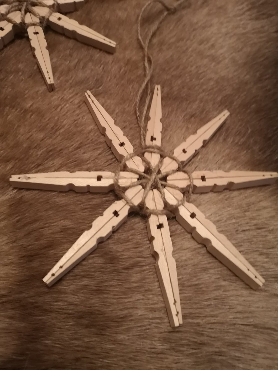 LauraDentArt's tweet image. Finally found time to make some new decorations for the tree out of old clothes pegs #feelingfestive #Christmas #christmasdecorations #handmadechristmas #SundayFunday