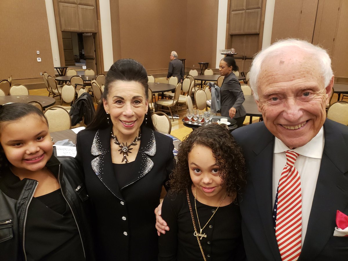 AundraLipscomb's tweet photo. Cochran scholars engage, participate and enjoy the fine arts in the community. West Louisville Boys and Girls Choir Omni Hotel Gala. Always looking for opportunities.@DrDeNaySpeaks @CochranElem @queenhollyf @JCPSRenee https://t.co/kofT4W7mld