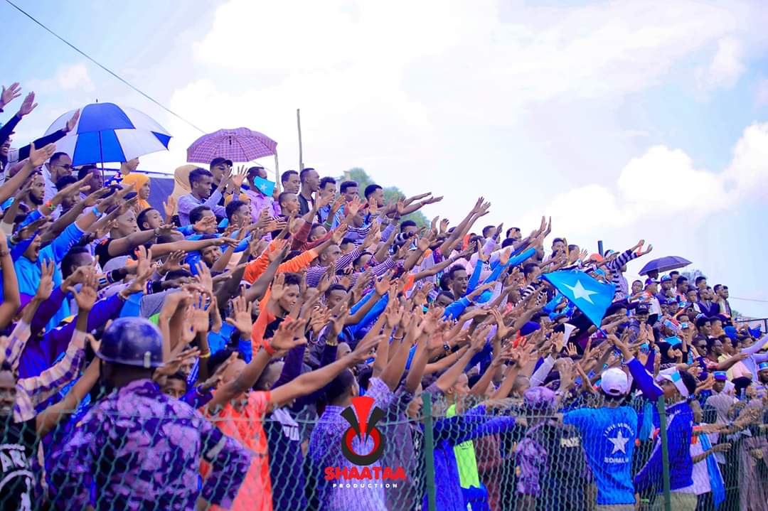 Hamaalin's tweet photo. #Ocean_Stars maba u baahno taageerayaal u raaca kulamada awayga ah, maxaa yeelay aduunka meel kasta Somali qaxooti ah ayaa uga horeeya. Hadda sawirkaan waa taageerayaal Somaliyeed oo aan qarash diyaarad kaga bixin si aay u daawadaan cayaaraha xulka #Ocean_Stars
#Somalia https://t.co/4zCFMm66HJ