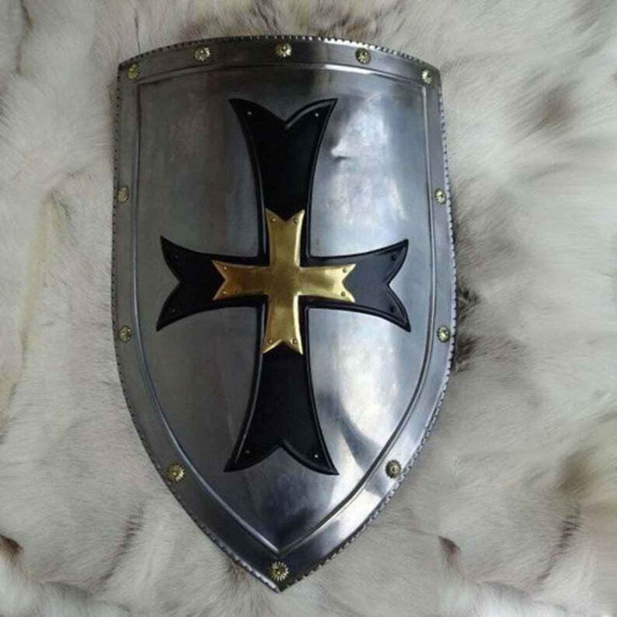 Shield knight. Щит LARP. Тамплиерский крест в щите. Щит крестоносца тевтонца. Щиты рыцарей ордена тамплиеров.