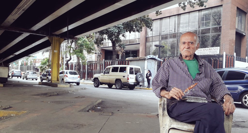 Hoy, Gilberto, mi librero de confianza, me brindó una melcocha, mientras me hablaba de las crónicas de García Márquez y del papelón como alimento esencial en los Andes.