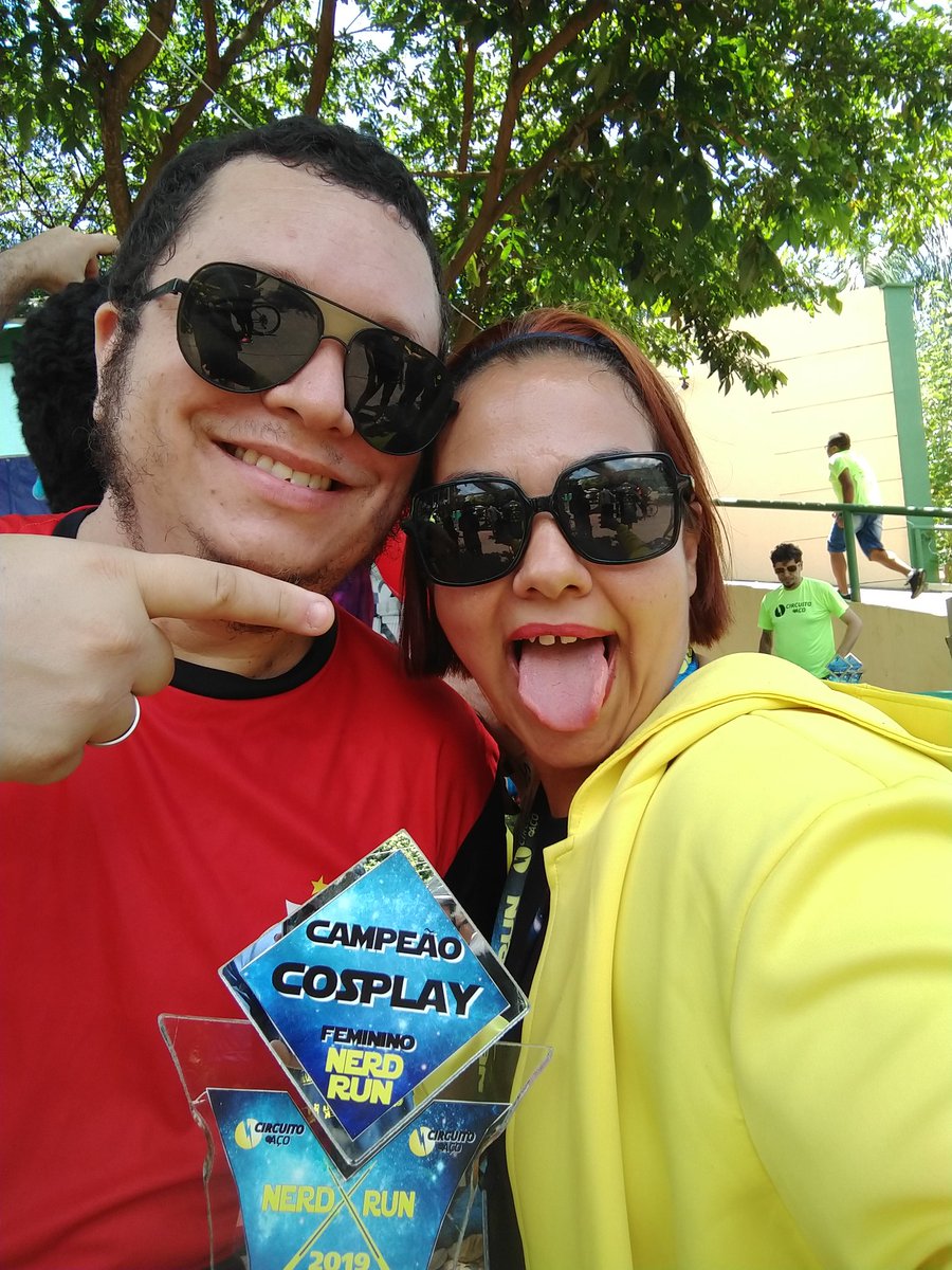 metaforasdomedo's tweet image. Nerd q é nerd mesmo acorda cedo no domingo, corre 5km na #NerdRun, última etapa do #CircuitodoAço, e depois ganha troféu na corrida de cosplay do evento hehehe E lá fui eu de Georgie de novo!