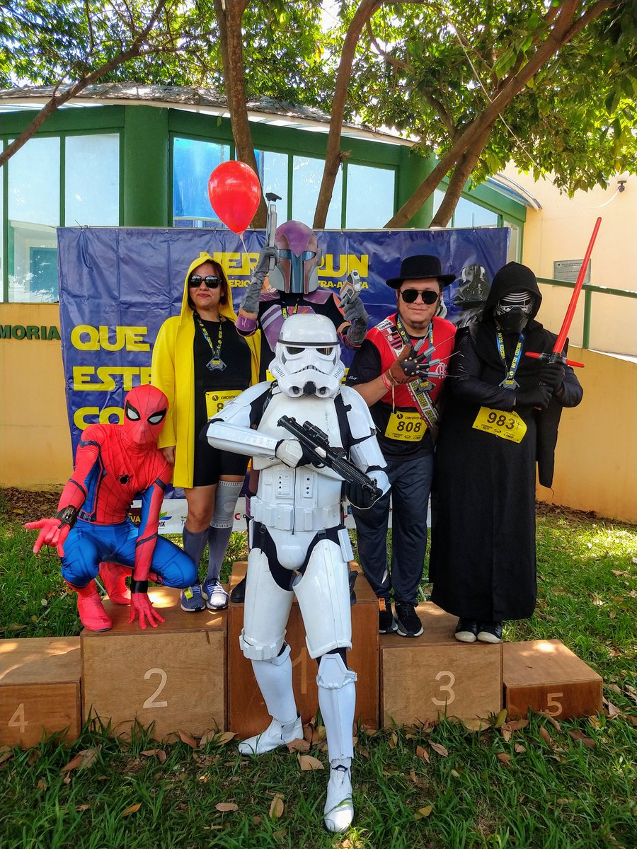 metaforasdomedo's tweet image. Nerd q é nerd mesmo acorda cedo no domingo, corre 5km na #NerdRun, última etapa do #CircuitodoAço, e depois ganha troféu na corrida de cosplay do evento hehehe E lá fui eu de Georgie de novo!