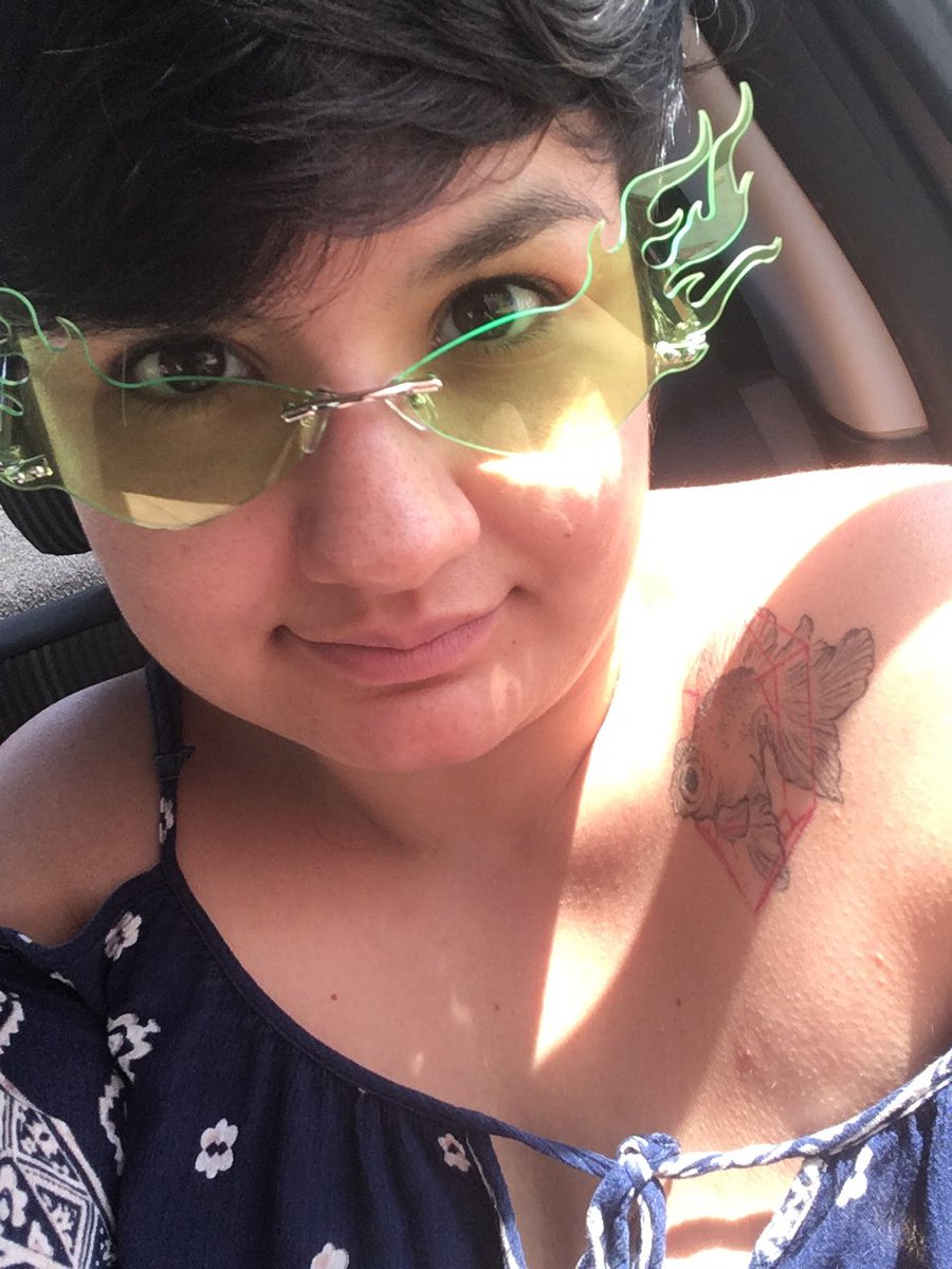 afogadaemcha's tweet photo. ainda digerindo que eu tava tão doida que comprei um óculos lindo pra um look que eu JAMAIS vou conseguir sustentar #stylera https://t.co/K9A7XSke8v