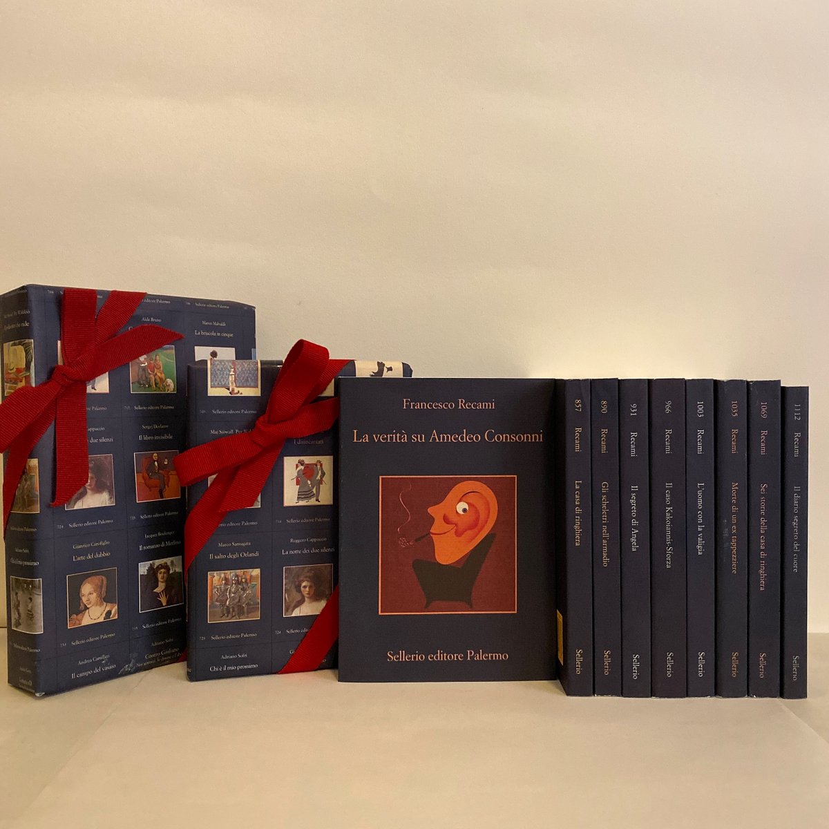 sellerioeditore's tweet photo. La #casadiringhiera è un teatro di delitti e ironiche coincidenze. Perfino quando i suoi inquilini vanno in trasferta a Camogli, in Liguria, vengono attirati dal vecchio condominio come fossero calamite di un intreccio che #FrancescoRecami riesce a tessere insieme. #nataleblu https://t.co/uIFst86V3D