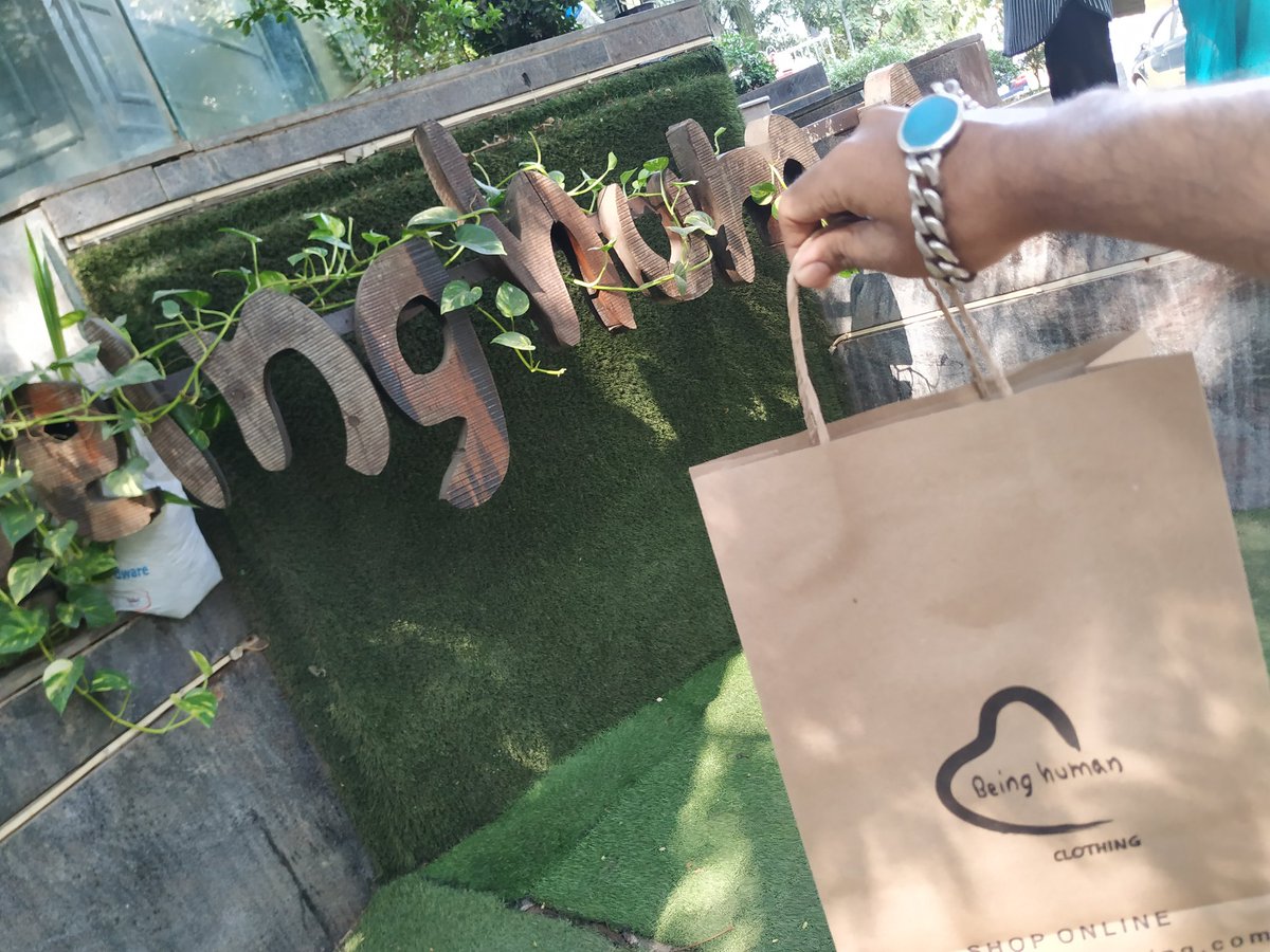 SSALMANISTAN's tweet photo. The best place to shop in #Mumbai @bebeinghuman store

Weekend special offer up to 50% off zyada sonchneka nhi jaaneka Shopping karneka

I Style #SalmanKhan #BeingHuman 

Jeete hai Shaan se @BeingSalmanKhan fan ke naam se

#6DaysToDabangg3 https://t.co/XdAwJZkGx8