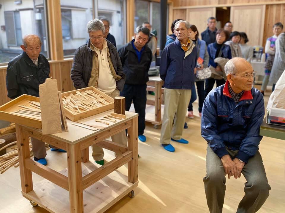 青木亮輔 本日は地元檜原村小沢地区やおもちゃコンサルタントの皆さま向けにおもちゃ工房のオープンデイが開催されました 師走のお忙しい中 60名を超える皆さまにお越しいただき 必ず地元に愛される工房にしようと心に決めました 檜原村トイビレッジ