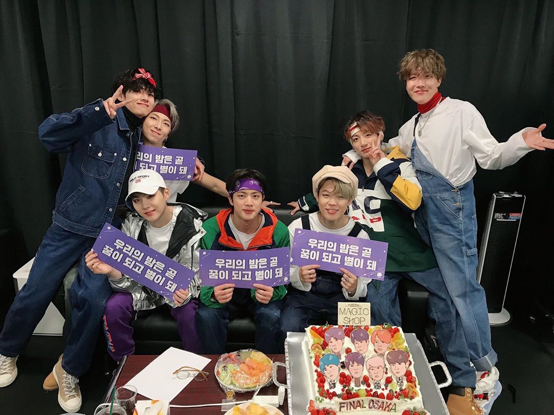 krsnj_jk's tweet photo. thank you Bangtan for muster 2 today, rest well huh!
#JUNGKOOK #BTS #Euphoriaforever @BTS_twt #AlwaysWithBTS #BTSforthekids #BTSforCharity #BTS23M #My2019withBTS #KakYoongiGanteng #PersonaOutNow #WeLoveYourVoiceTaehyung #BTSwins10s #MAGICSHOPinOsaka https://t.co/p2Lfo7UyBK