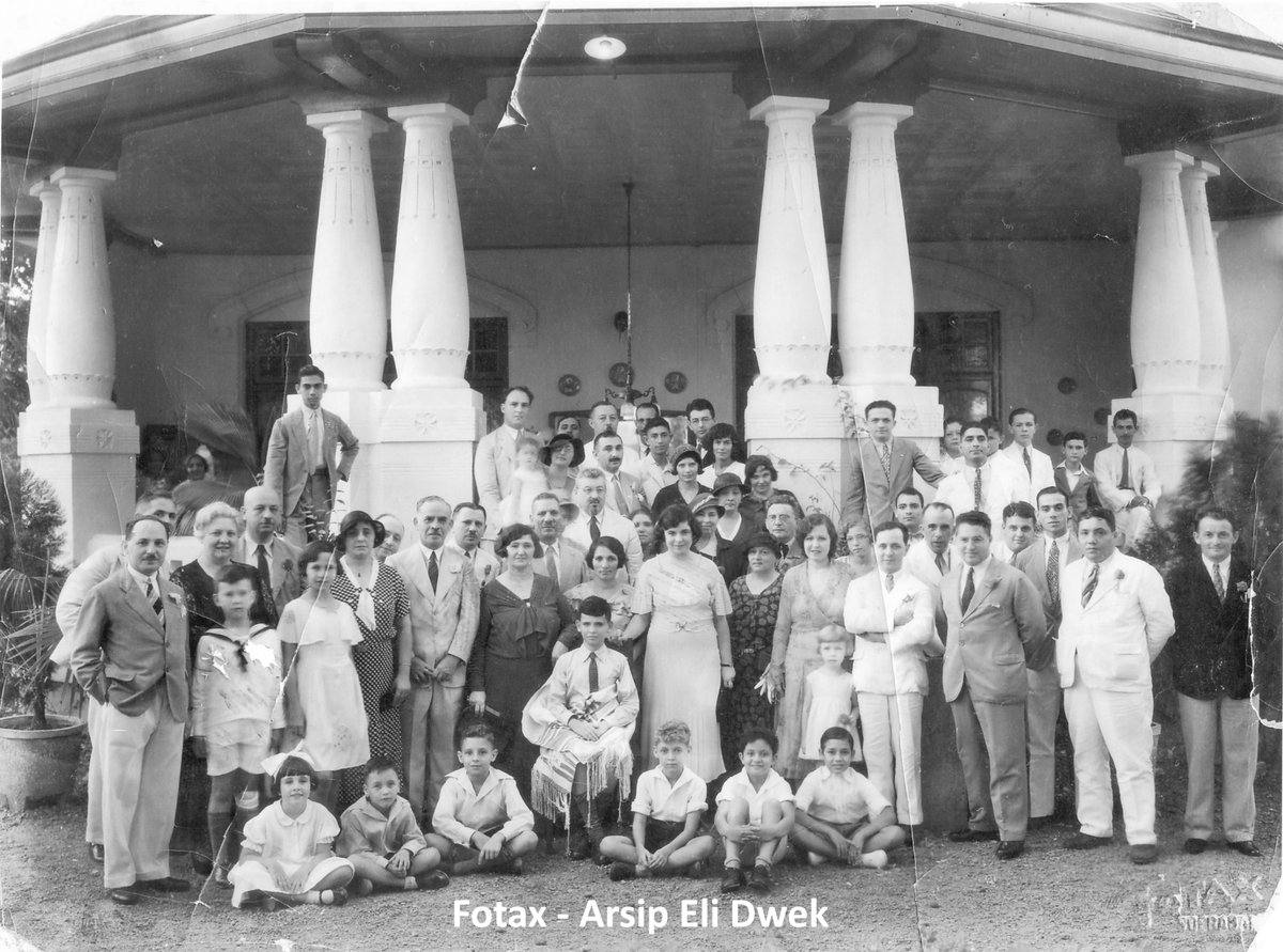 Komunitas Yahudi Surabaya merayakan Bar Mitzvah di kediaman keluarga Mussry, 1930-an. Ini merupakan ritual tanda kedewasaan bocah laki-laki saat masuk usia 13.