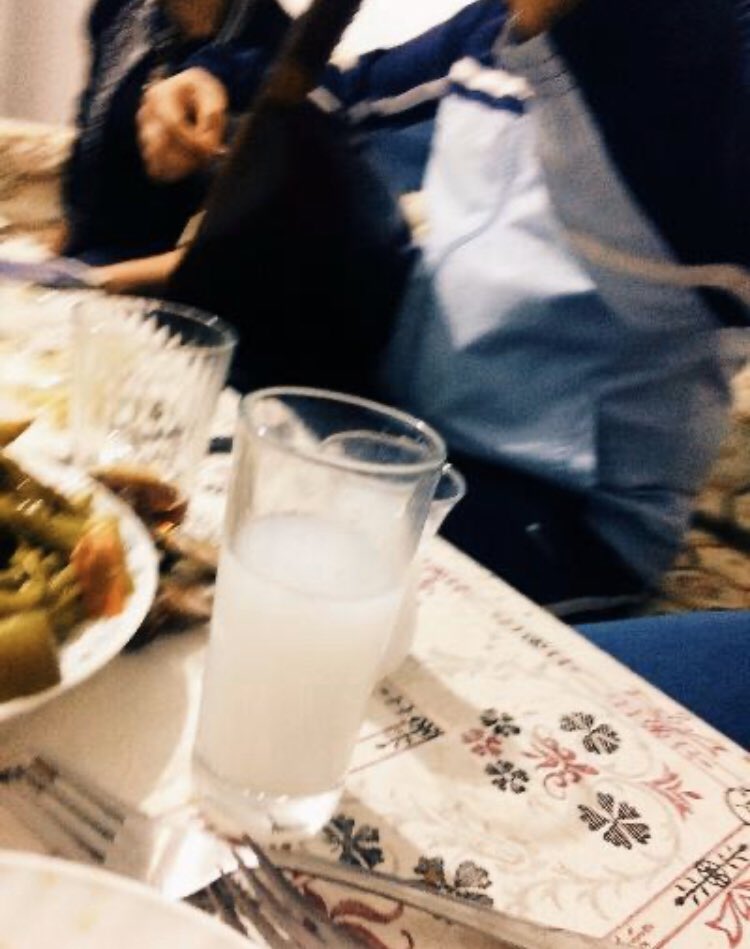 Olmazsa olmazımı bilmem ama illa bişey olmalı masada rakı mezesiz içilmez