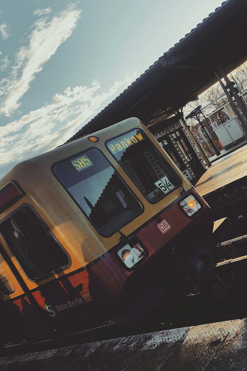 12teFrau's tweet photo. Entschuldigen Sie, ist das der Sonderzug nach Pankow? Ich muss mal eben dahin, mal eben nach Ost-Berlin. #auswärtsInBerlin #fd_buli https://t.co/GrWuUKqfc8
