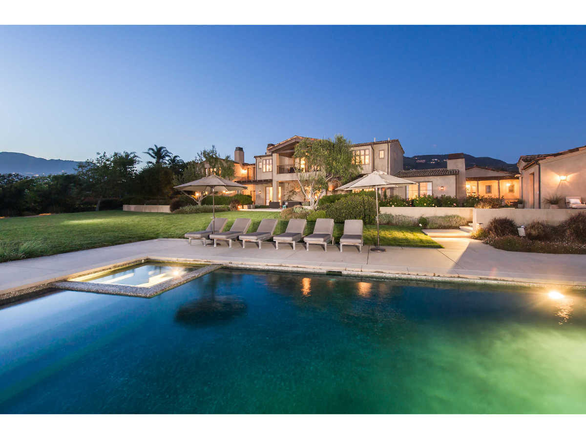 GTAhomes's tweet photo. Unsurprisingly, Malibu’s ritzy waterfront enclave nicknamed Billionaires’ Beach has seen its fair share of high-profile home sales in the last few years. https://t.co/24oKU72xtL https://t.co/oEPm6BkJ4Y