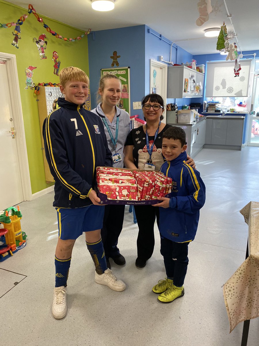 Today Corringham Athletic FC donated selection boxes to Basildon children’s wards for those children who will be in on Christmas Day. The hospital was very thankful #CorringhamAthletic #TimeForGiving #basildonHospital #ChooseLove #MerryChristmas 💙💛🎄🤶🏻🎅🏼