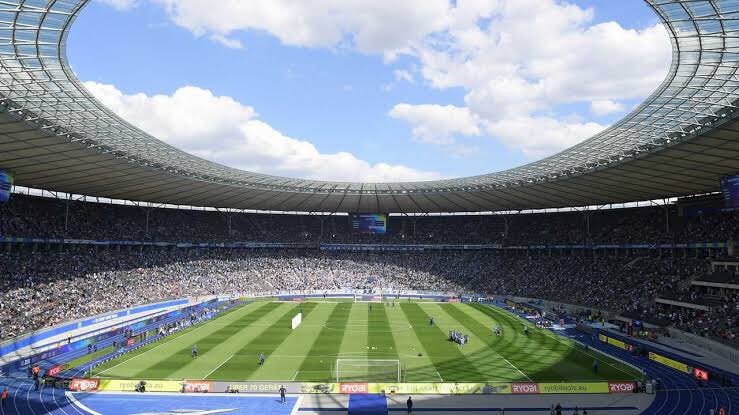 蓮 新国立競技場のデザインってどっかで見たことあるんだよなぁ うん ヘルタベルリンの本拠地 ベルリン オリンピアシュタディオンそっくりだったわ どうりで