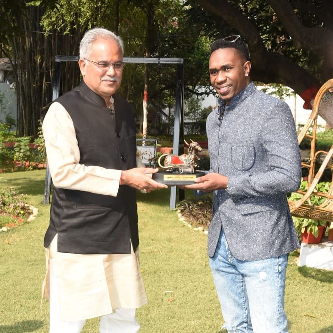 indiansbeat's tweet photo. DJ Bravo met with Chattisgarh CM Bhupesh Bagel regarding his upcoming project Men Take Lead
.
.
.
.
.
.
#djbravo #chattisgarh #chiefminister #bhupeshbaghel #mentakelead #project #cricket #allrounder #indiansportsbeat https://t.co/8LqD6tOnnR