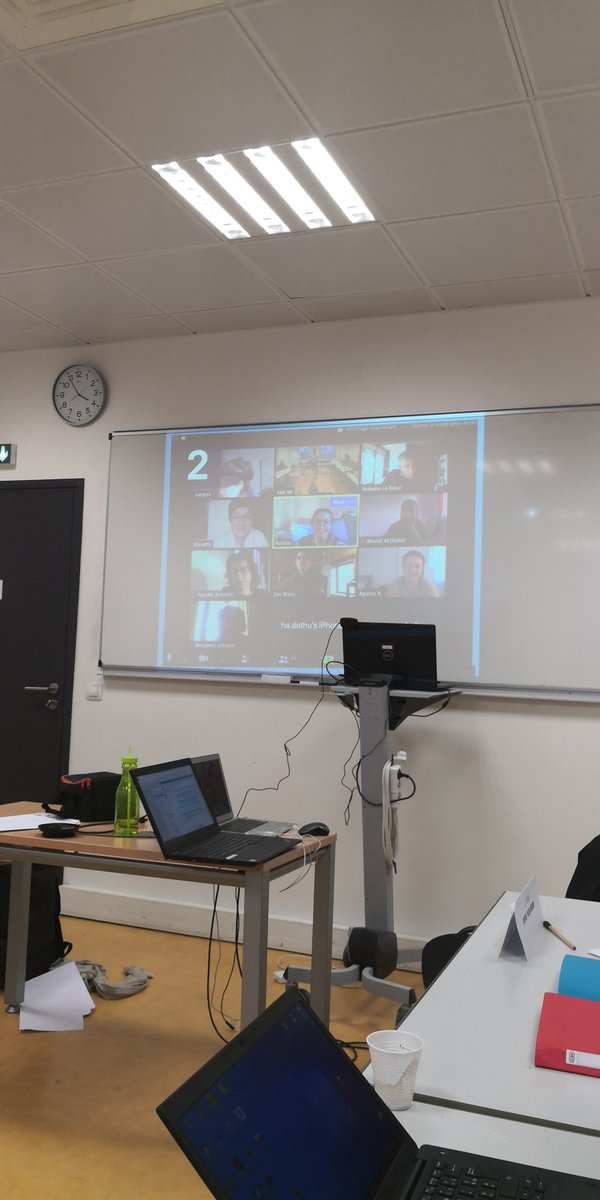 keflox's tweet photo. @ssaussier @iaeparis Vendredi après-midi à l'IAE. 7 personnes en présentiel avec le prof... 12 à distance via zoom ! https://t.co/Tj6tbzaArq