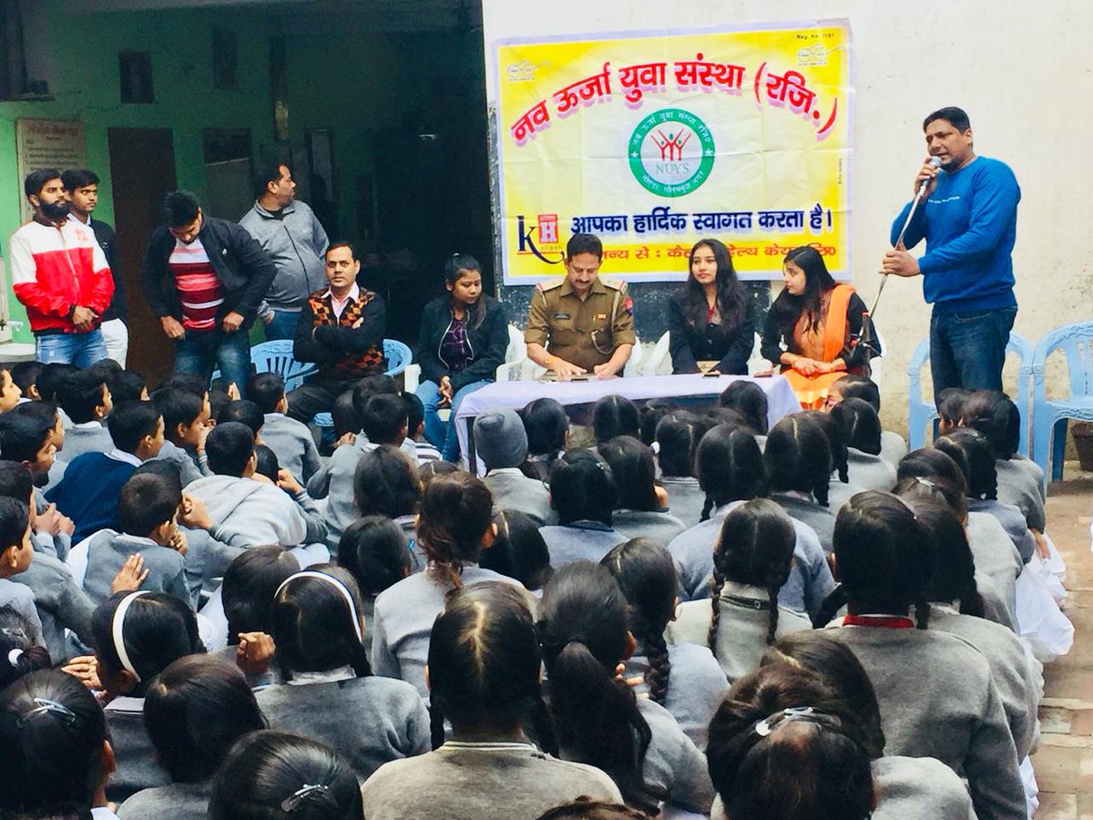 AtulChoudhary87's tweet photo. वर्तमान काल में जहाँ #बेटियों पर दयनीय अत्याचार हो रहे हैं उसी दौर में @nuys2014 ने #SelfDefenceWorkshop का आयोजन किया जिसमें #SHO - #ग्रेटर_नौएडा श्री @ProDixit जी ने बच्चियों को #चुप्पी_तोड़ो - #खुल_के_बोलो एवं #Dial112 और 1090 (#WomenPowerLine) के बारे में विस्तृत जानकारी दी https://t.co/FLv9QxWSue