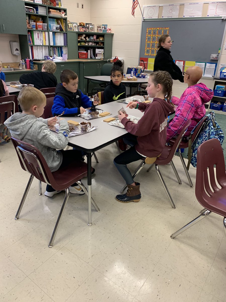 JenTracy101's tweet photo. Hands on science fun in fifth!@MrsMallon5 https://t.co/HjagINs4gJ