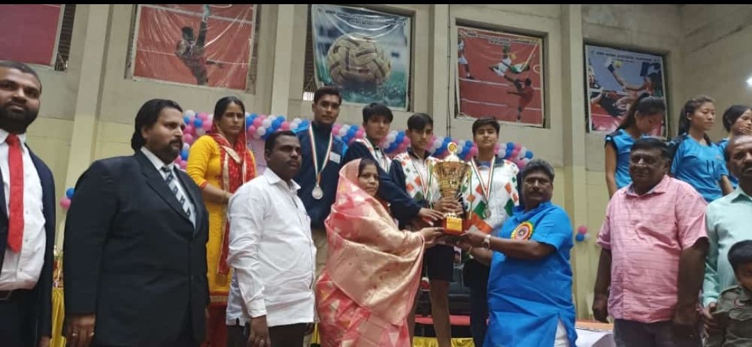 dashrathranga's tweet photo. लड़कीयां किसी माता पिता पर बोझ नहीं होती। नाज है हमे ऐसी बेटियों पर।
Congratulation
#HaryanaGirls team got #Silver medal in #DoubleEvent in 23rd Jr National Sepaktakraw Championship 2019 at Hydrabad, (Telengana State)
#DashrathRanga
National Referee
#SepaktakrawFederationofIndia https://t.co/7Oml7K7XTk