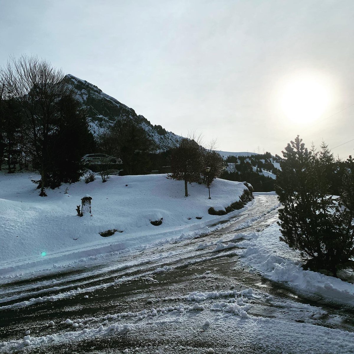 saeckelmeister's tweet photo. Erstes Mal Schneefräsen als Fitnessprogramm in den Bergen 🏔🇨🇭❄️☃️#Mullern #mollis #glarnerland #glarnerlandtourismus #glarus #kantonglarus #snow #snowmountain #swissmountains #berge #winter #switzerland #fun #love https://t.co/u1iZKs04iS