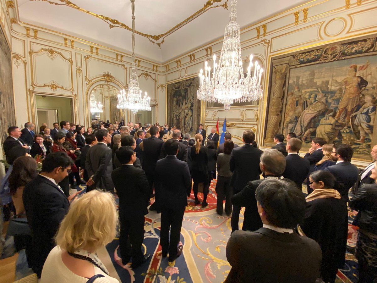 FerMValenzuela's tweet photo. Ayer recibí a los oficiales SOM de la #ASEM para agradecerles su esfuerzo en la elaboración de la declaración final que se adoptará en #ASEMFMM14 https://t.co/HeixBTC5r7