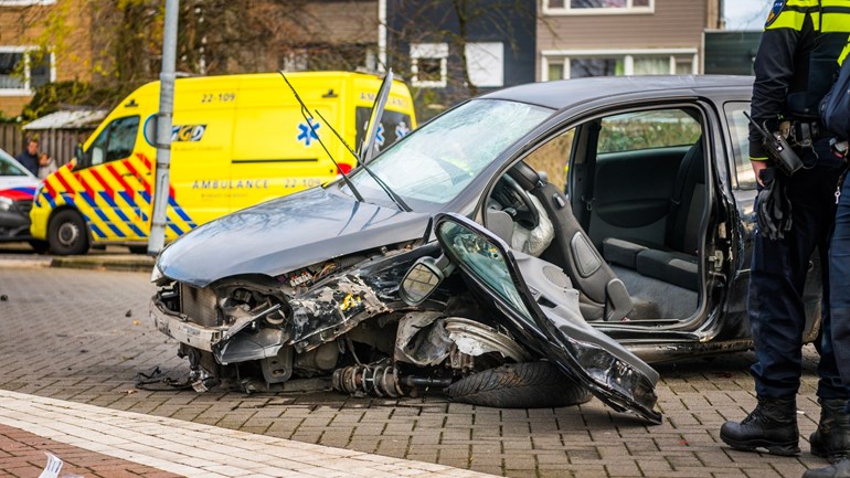 15 december 2019,  uur Man belandt onder auto bij ongeluk in Eindhoven Bij een ongeluk op de Broekakkerseweg in Eindhoven is een man onder een auto beland.