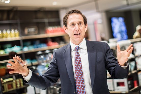 alanj7834's tweet photo. Investors Fight Over Future of Saks Fifth Avenue 
 The fate of Saks Fifth Avenue hangs in the balance as shareholders fight an offer to take the parent company private using money from its own coffers to fund the buyout. 
 https://t.co/UTLOxJPpso https://t.co/kW9quBJ33f